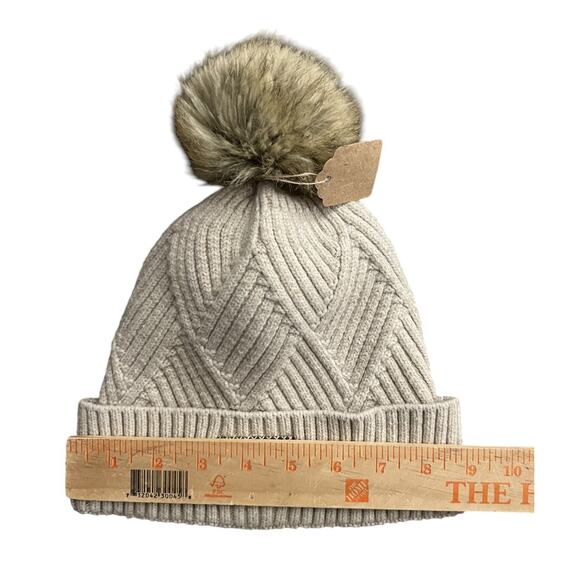 C.C Exclusive Winter Hat Womens One Size Beige Oatmeal Cable Knit Faux Fur Pom - Picture 6 of 7
